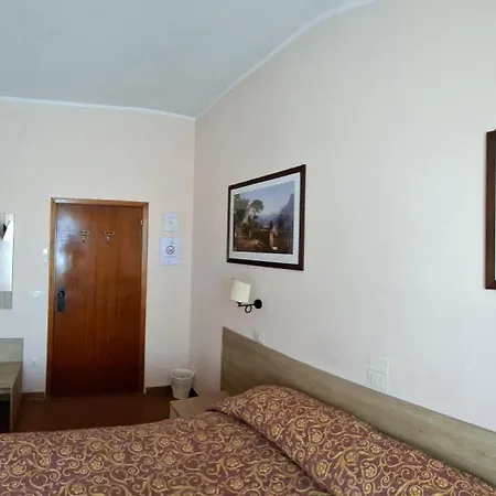Lea Hotel *